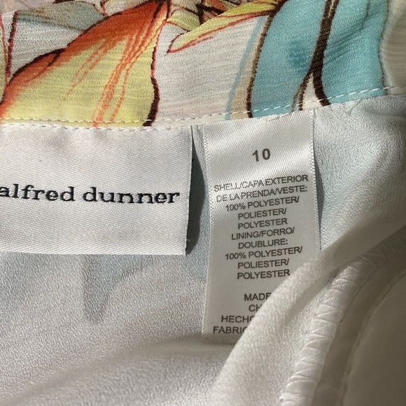 Alfred Dunner short sleeve lined floral button up blouse, Size 10, beige & blue - Picture 16 of 17